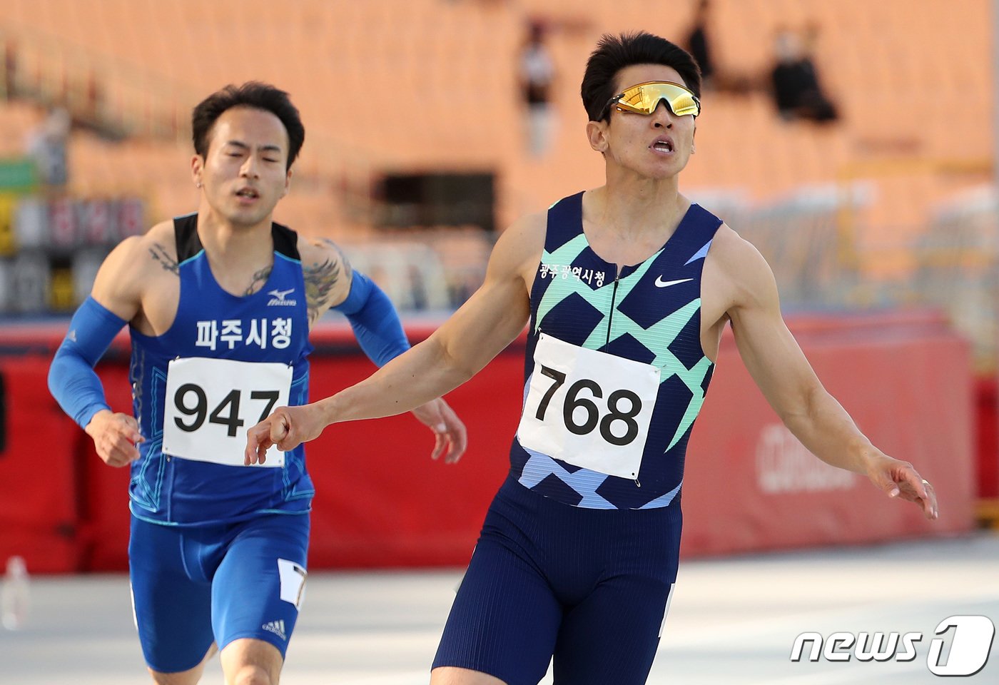 김국영&#40;오른쪽&#41;이 19일 대구 수성구 대구스타디움에서 열린 &#39;제51회 전국종별육상경기선수권대회&#39; 남자 일반부 100m 결승에서 역주하고 있다. 김국영은 100m 10.42 기록하며 1위로 결승선을 밟았다. 2022.4.19/뉴스1 ⓒ News1 이동해 기자