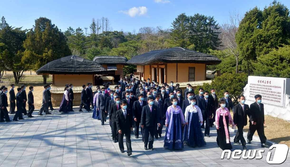 (평양 노동신문=뉴스1) = 북한 노동당 기관지 노동신문은 2일 "제1차 선전부문일꾼강습회 참가자들이 평양시 안의 여러 곳을 참관했다"라고 보도했다. 이들은 김일성 주석의 만경대고 …