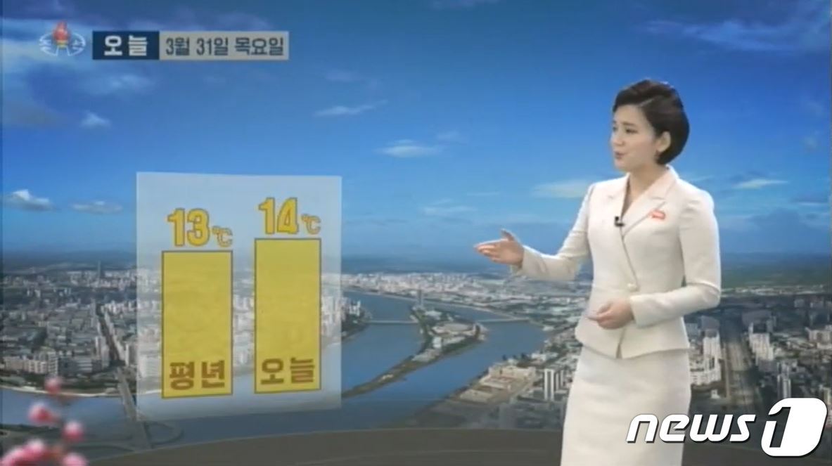 본문 이미지 - 날씨를 전하는 북한 기상캐스터.(조선중앙TV 갈무리)ⓒ 뉴스1
