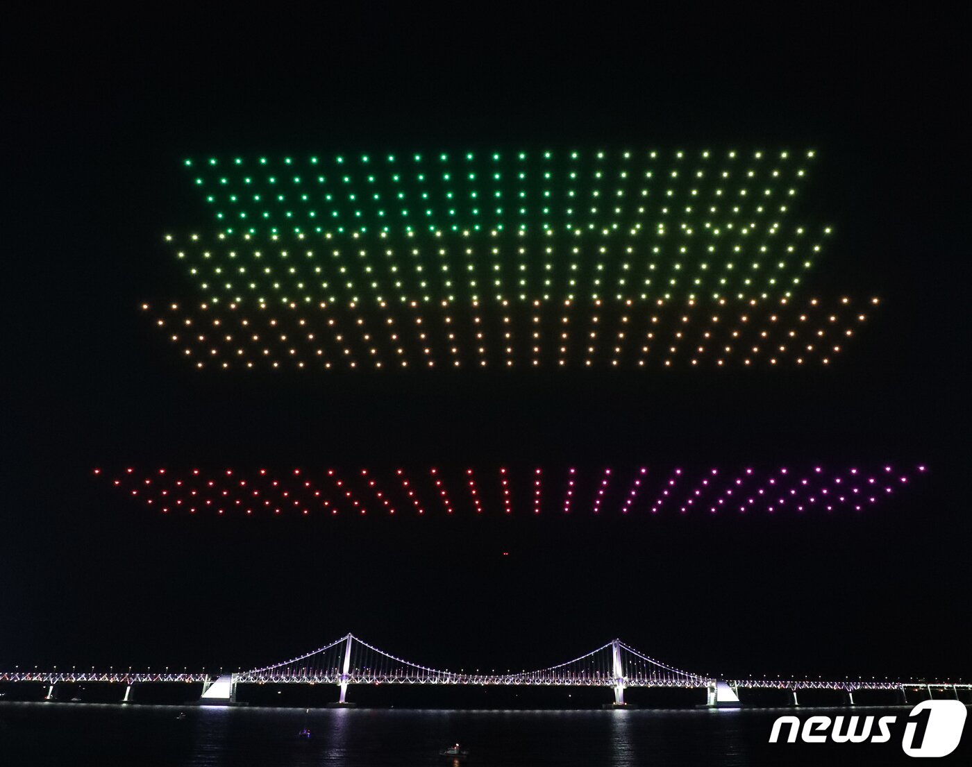본문 이미지 - 부산 수영구 광안리해수욕장에서 ‘광안리 M 드론 라이트쇼’가 펼쳐지고 있다. 2022.4.2/뉴스1 ⓒ News1 김영훈 기자