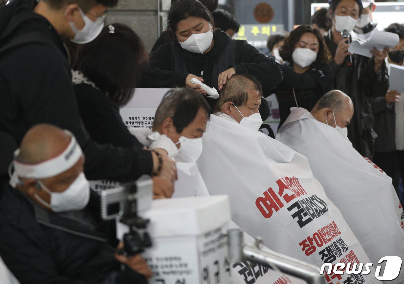 본문 이미지 - 전국장애인차별철폐연대(전장연) 회원들이 20일 오전 서울 경복궁역 3호선 승강장에서 기자회견을 갖고 대통령직 인수위원회의 장애인권리예산 확보를 촉구하며 삭발하고 있다.  2022.4.20/뉴스1 ⓒ News1 신웅수 기자