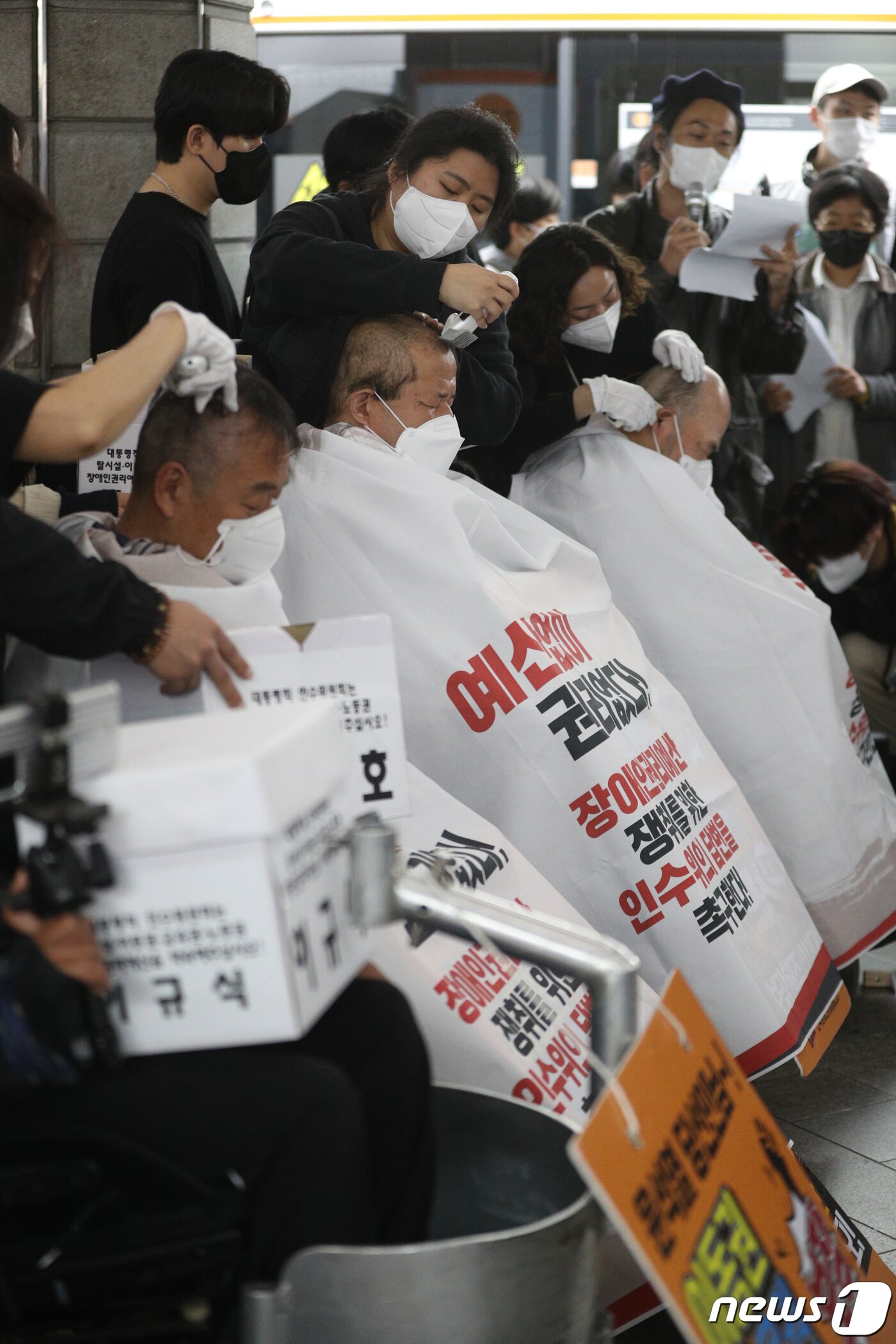 본문 이미지 - 전국장애인차별철폐연대(전장연) 회원들이 20일 오전 서울 경복궁역 3호선 승강장에서 기자회견을 갖고 대통령직 인수위원회의 장애인권리예산 확보를 촉구하며 삭발하고 있다. 2022.4.20/뉴스1 ⓒ News1 신웅수 기자