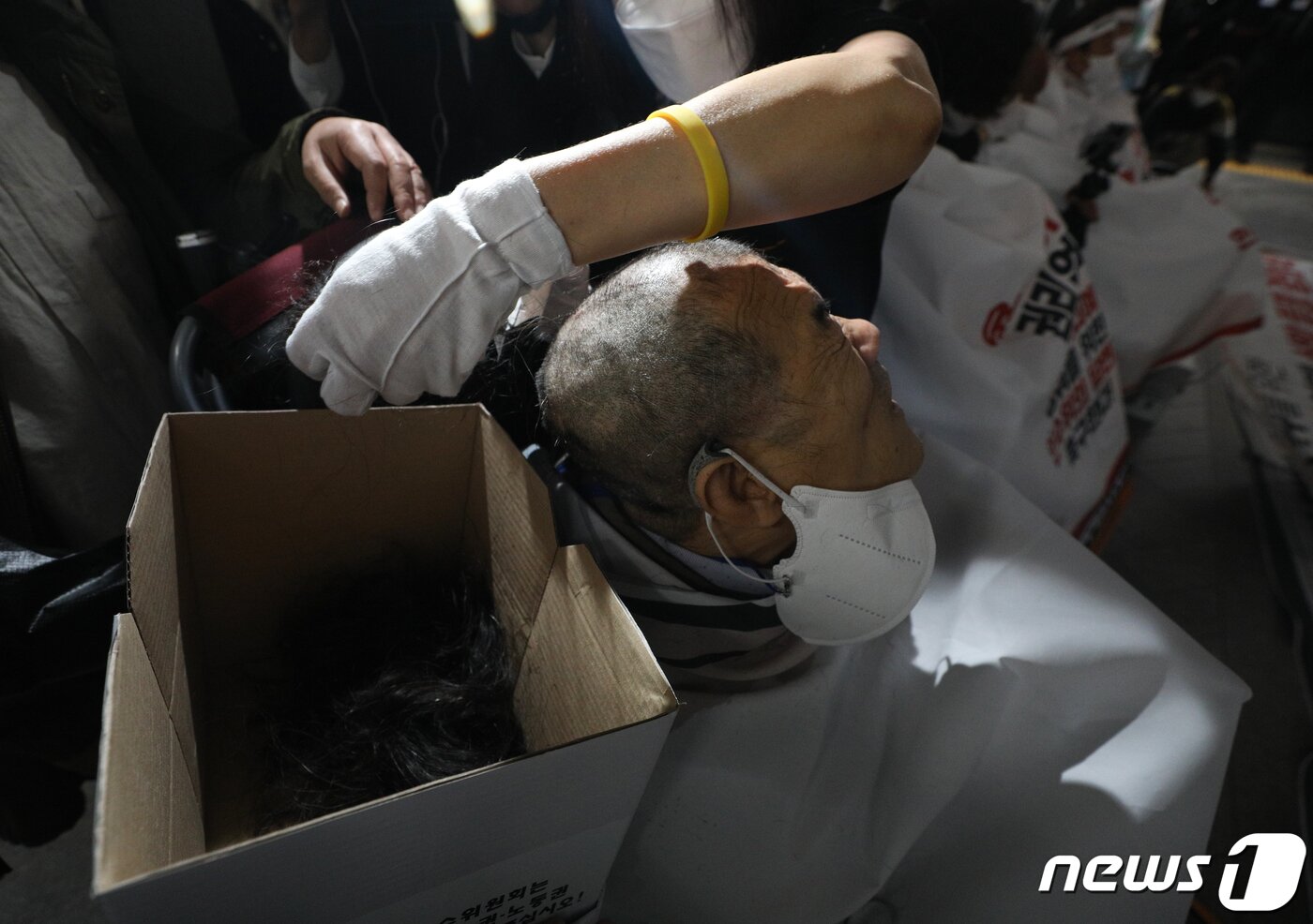 본문 이미지 - 전국장애인차별철폐연대(전장연) 회원들이 20일 오전 서울 경복궁역 3호선 승강장에서 기자회견을 갖고 대통령직 인수위원회의 장애인권리예산 확보를 촉구하며 삭발하고 있다. 2022.4.20/뉴스1 ⓒ News1 신웅수 기자