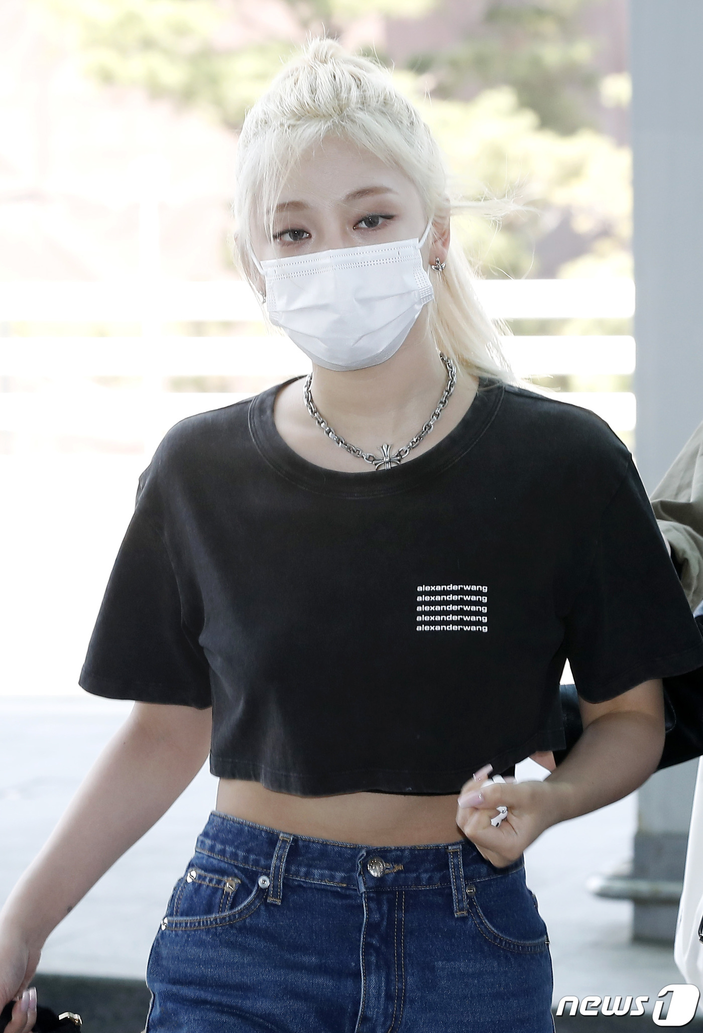 (인천공항=뉴스1) 권현진 기자 = 걸그룹 에스파(aespa) 닝닝이 코첼라 밸리 뮤직 앤드 아츠 페스티벌(코첼라) 참석차 20일 인천국제 공항을 통해 미국으로 출국하고 있다. 2 …