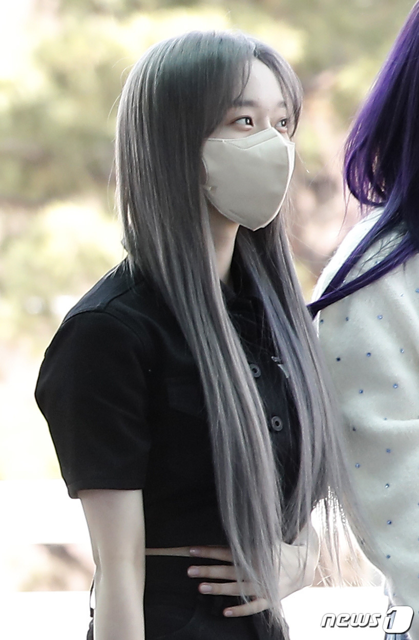 (인천공항=뉴스1) 권현진 기자 = 걸그룹 에스파(aespa) 윈터가 코첼라 밸리 뮤직 앤드 아츠 페스티벌(코첼라) 참석차 20일 인천국제 공항을 통해 미국으로 출국하고 있다. 2 …