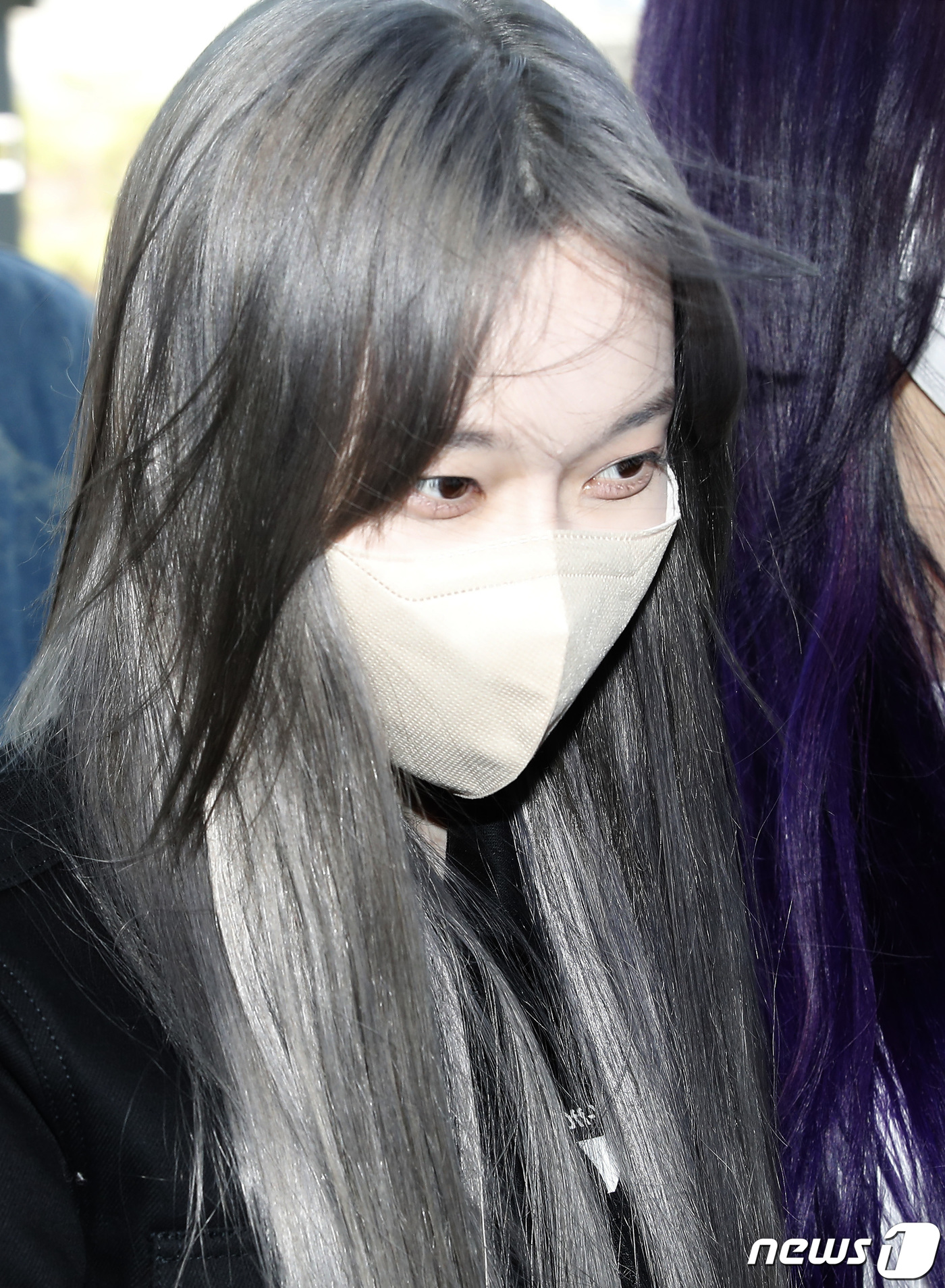 (인천공항=뉴스1) 권현진 기자 = 걸그룹 에스파(aespa) 윈터가 코첼라 밸리 뮤직 앤드 아츠 페스티벌(코첼라) 참석차 20일 인천국제 공항을 통해 미국으로 출국하고 있다. 2 …