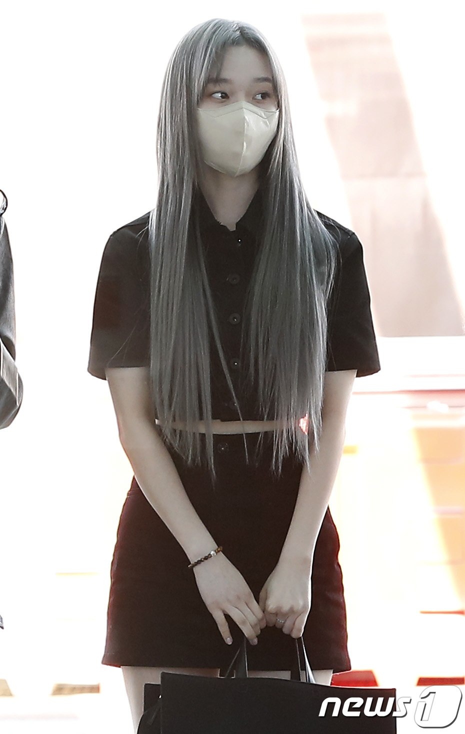 (인천공항=뉴스1) 권현진 기자 = 걸그룹 에스파(aespa) 윈터가 코첼라 밸리 뮤직 앤드 아츠 페스티벌(코첼라) 참석차 20일 인천국제 공항을 통해 미국으로 출국하고 있다. 2 …