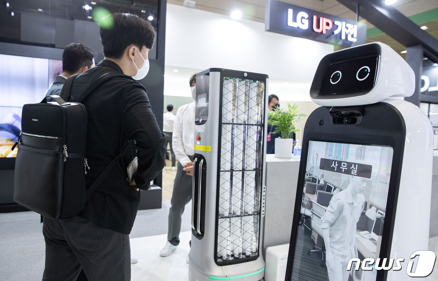 본문 이미지 - 20일 서울 강남구 코엑스에서 열린 2022 월드 IT쇼를 찾은 관람객들이 LG전자 제품을 살펴보고 있다. 2022.4.20/뉴스1 ⓒ News1 이재명 기자