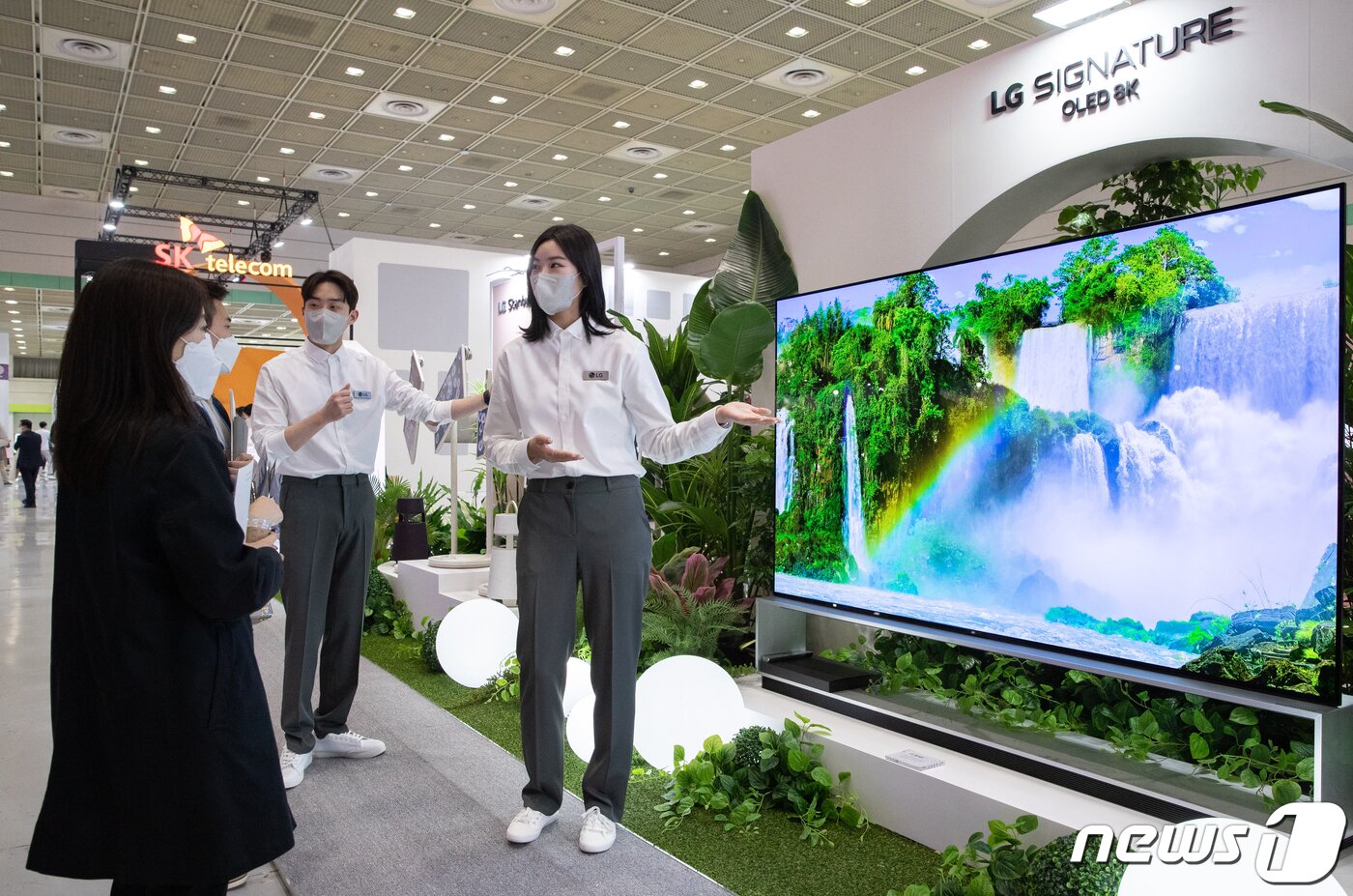 본문 이미지 - 20일 서울 강남구 코엑스에서 열린 2022 월드 IT쇼에서 LG전자 관계자가 올레드 8K 디스플레이를 소개하고 있다. 2022.4.20/뉴스1 ⓒ News1 이재명 기자