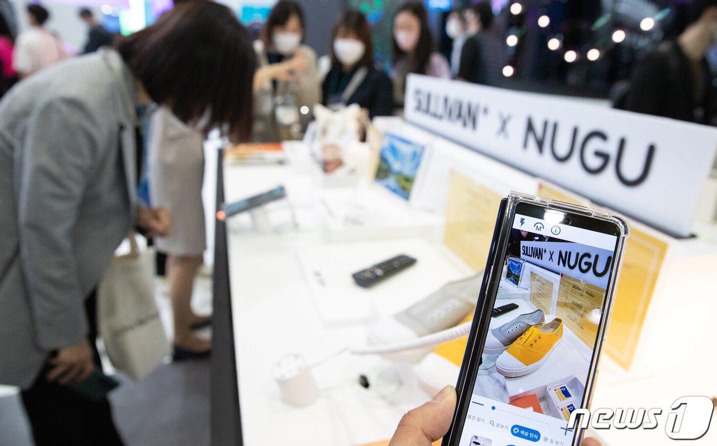 본문 이미지 - 20일 서울 강남구 코엑스에서 열린 2022 월드 IT쇼에서 SK텔레콤 시각보조 서비스인 '설리번플러스 x NUGU'가 소개되고 있다. 2022.4.20/뉴스1 ⓒ News1 이재명 기자