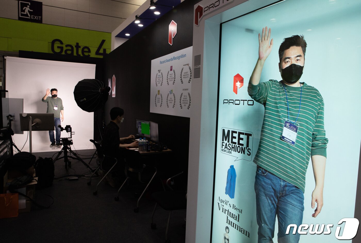 본문 이미지 - 20일 서울 강남구 코엑스에서 열린 2022 월드 IT쇼를 찾에서 업체 관계자가 5G 기술을 이용한 리얼타임 홀로그램을 시연하고 있다. 2022.4.20/뉴스1 ⓒ News1 이재명 기자