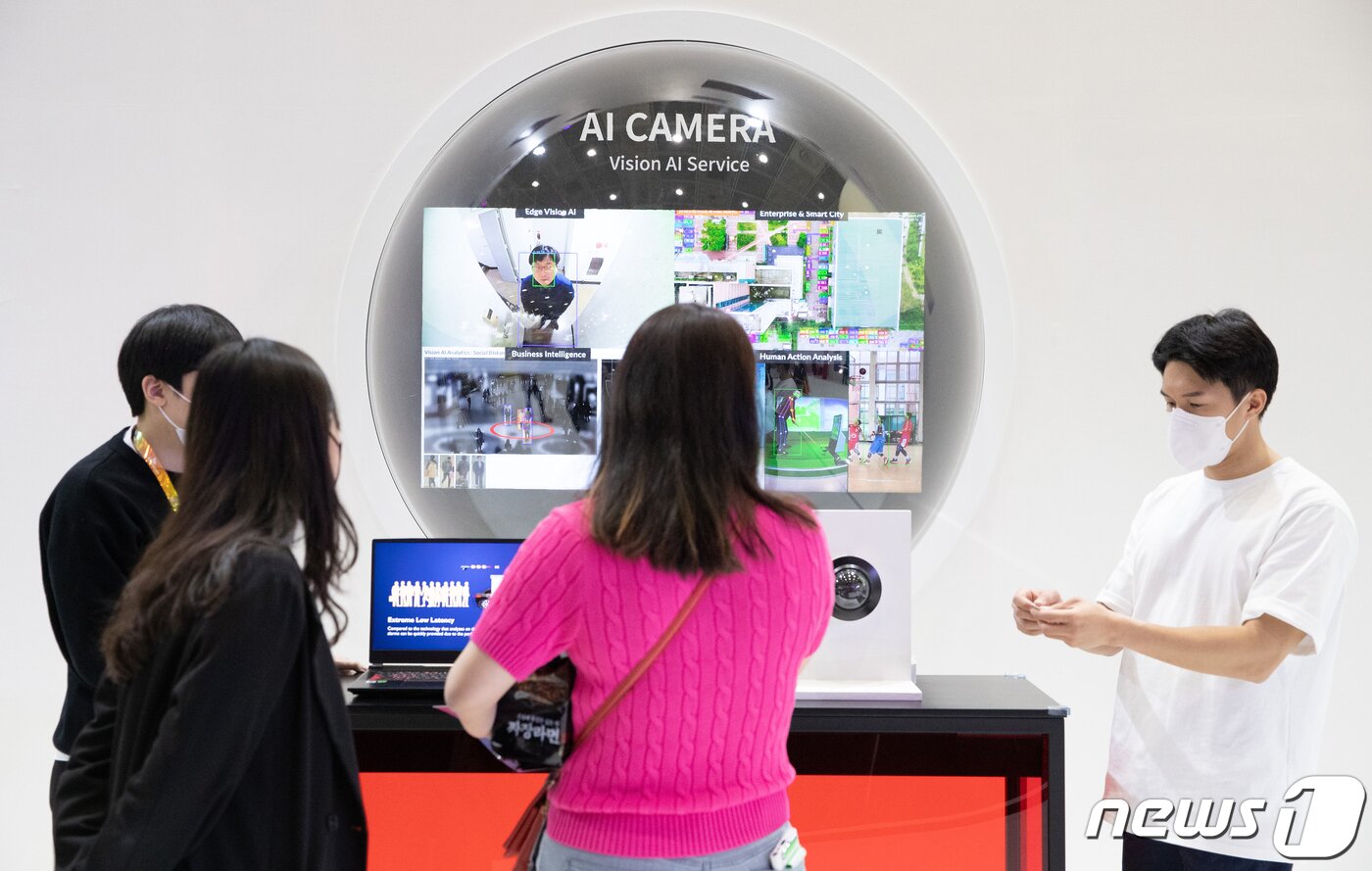 본문 이미지 - 20일 서울 강남구 코엑스에서 열린 2022 월드 IT쇼를 찾은 관람객이 인공지능 카메라 기술을 살펴보고 있다. 2022.4.20/뉴스1 ⓒ News1 이재명 기자