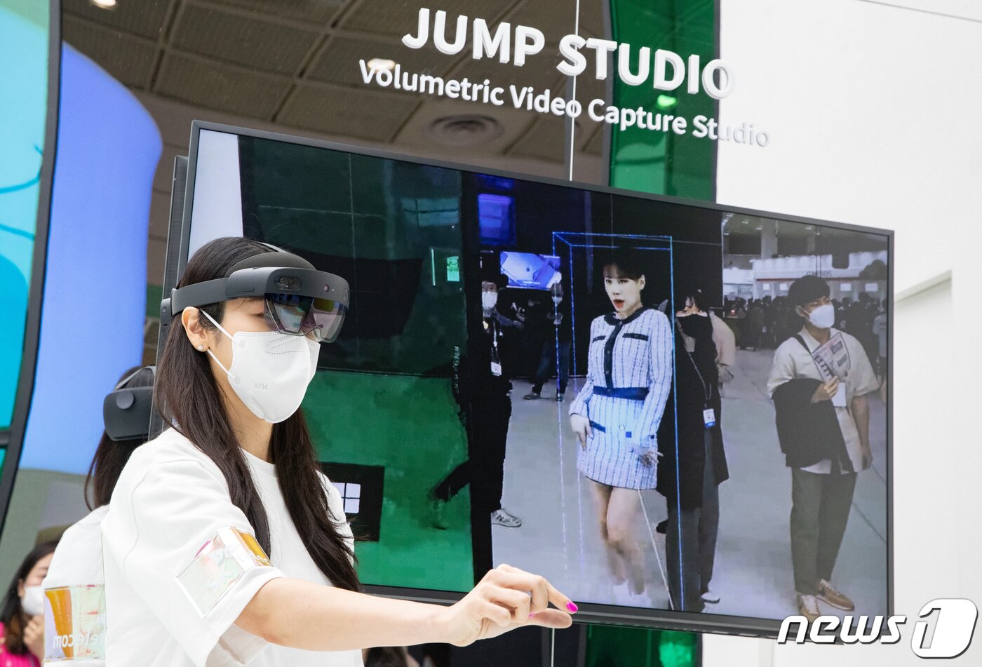 본문 이미지 - 20일 서울 강남구 코엑스에서 열린 2022 월드 IT쇼에서 SK텔레콤 관계자가 다양한 기술을 시연하고 있다. 2022.4.20/뉴스1 ⓒ News1 이재명 기자