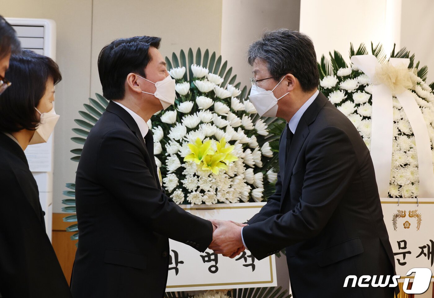 본문 이미지 - 안철수 대통령직인수위원장이 20일 서울 종로구 서울대병원 장례식장에 마련된 부친 안영모 전 범천의원 원장(92) 빈소에서 유승민 전 의원의 조문을 받고 있다. 2022.4.20/뉴스1 ⓒ News1 인수위사진기자단