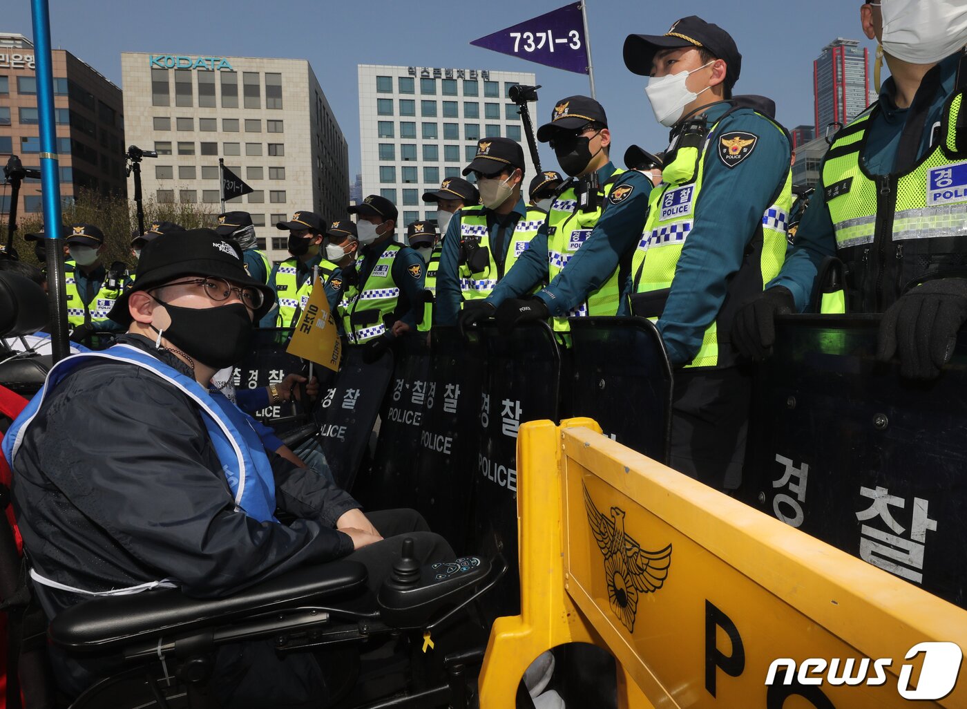 본문 이미지 - 경찰과 대치 중인 전국장애인철페연대(전장연) 활동가들.(사진은 기사와 무관함) 2022.4.20 ⓒ 뉴스1 송원영 기자