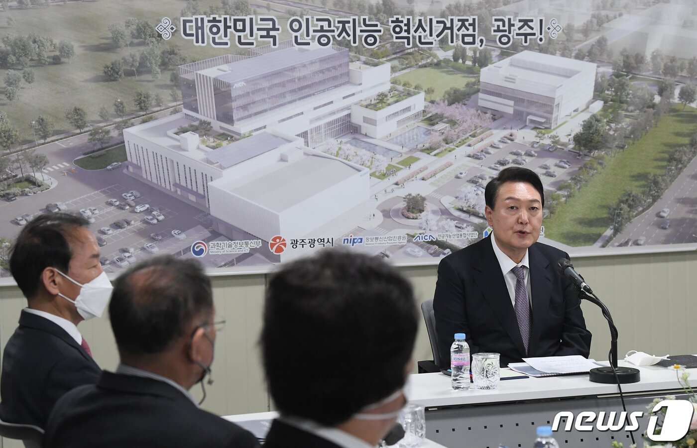 본문 이미지 - 윤석열 대통령 당선인이 20일 광주시 국가 인공지능(AI) 집적단지에서 열린 간담회에서 모두발언을 하고 있다. 2022.4.20/뉴스1 ⓒ News1 인수위사진기자단