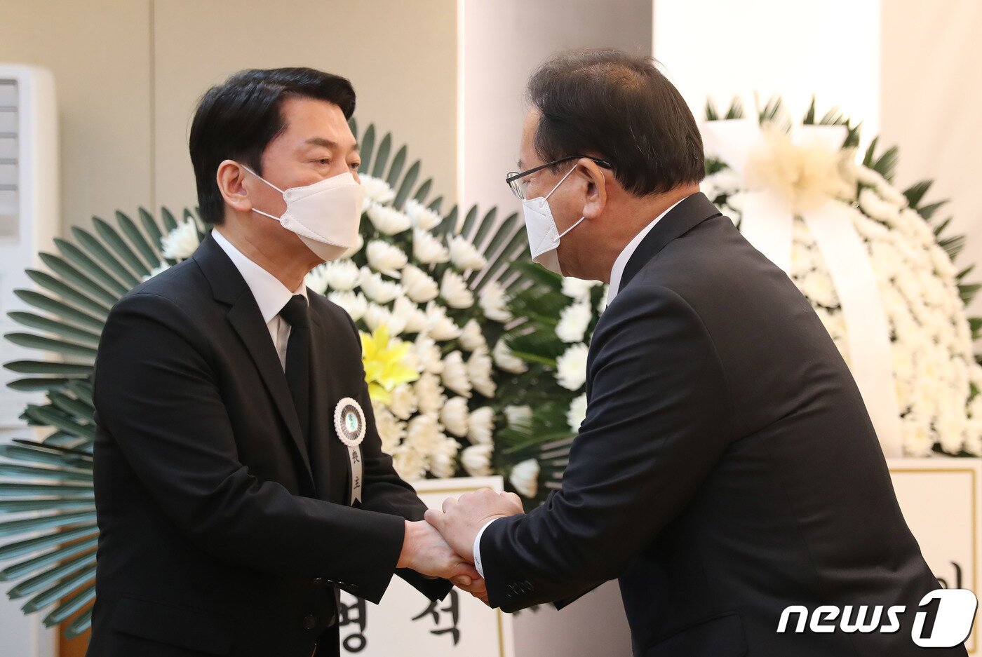 본문 이미지 - 김부겸 국무총리가 20일 오후 서울 종로구 서울대병원 장례식장에 마련된 안철수 제20대 대통령직인수위원장 부친의 빈소를 조문한 후 위로하고 있다. 2022.4.20/뉴스1 ⓒ News1 인수위사진기자단
