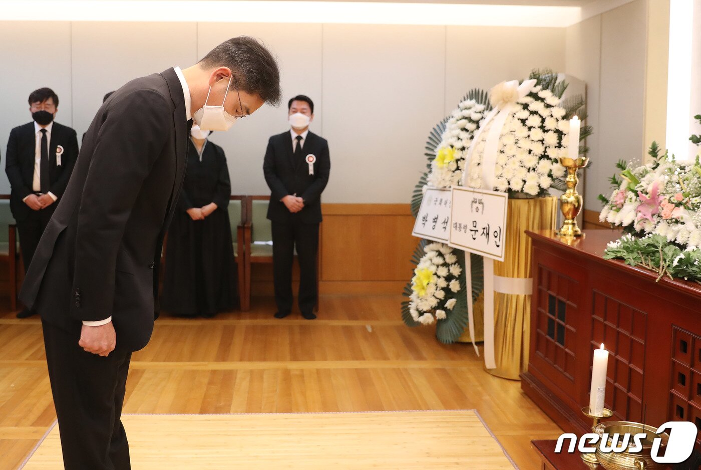 본문 이미지 - 이재용 삼성전자 부회장이 20일 오후 서울 종로구 서울대병원 장례식장에 마련된 안철수 제20대 대통령직인수위원장 부친의 빈소를 찾아 조문하고 있다. 2022.4.20/뉴스1 ⓒ News1 인수위사진기자단
