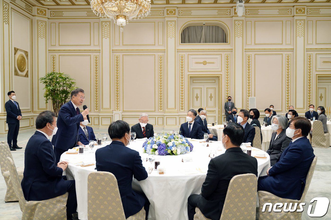 (서울=뉴스1) = 문재인 대통령이 20일 오후 청와대 영빈관에서 열린 전직 장관 초청 오찬에서 인사말을 하고 있다. 이 자리에는 이낙연 전 국무총리와 정세균 전 국무총리를 비롯해 …