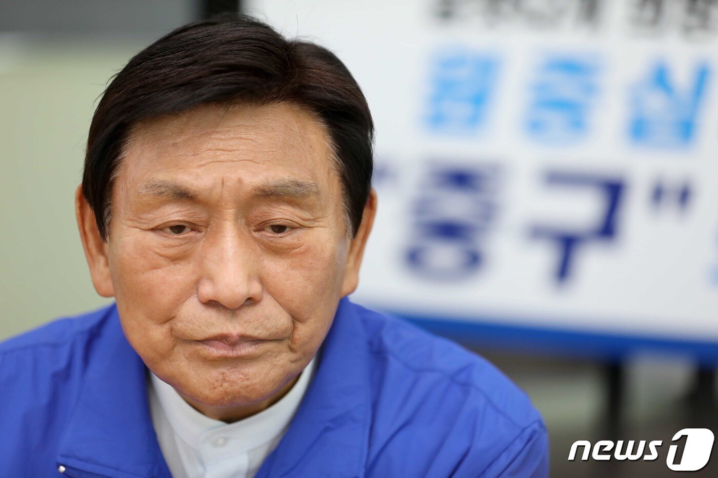 본문 이미지 - 문창무 부산 중구청장 예비후보가 자신의 선거사무실에서 뉴스1과 인터뷰를 하던 중 생각에 잠겨 있다. ⓒ News1 김영훈 기자