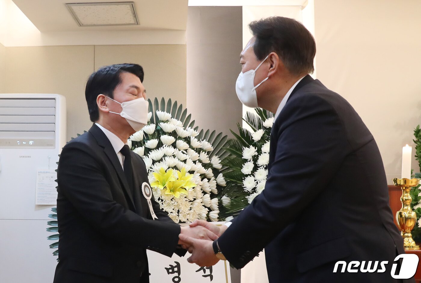 본문 이미지 - 윤석열 대통령 당선인이 20일 저녁 서울 종로구 서울대병원 장례식장에 마련된 안철수 제20대 대통령직인수위원장 부친의 빈소를 찾아 조문한 뒤 안철수 위원장을 위로하고 있다. 2022.4.20/뉴스1 ⓒ News1 인수위사진기자단