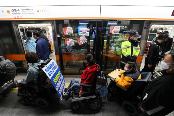 '출근길 집회' 전장연 열차 방해 인정되나…내달 선고 앞둬