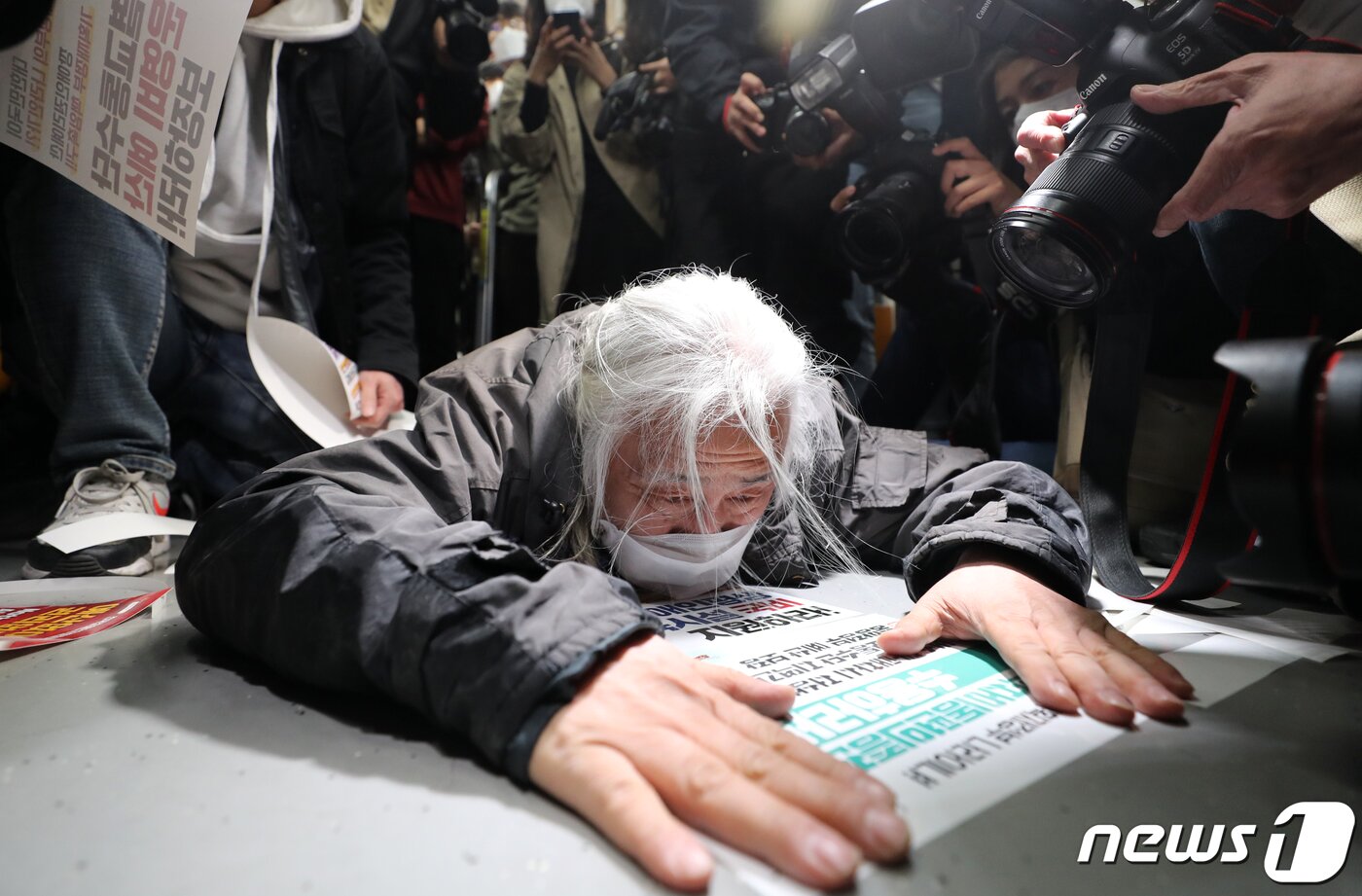 본문 이미지 - 박경석 전국장애인차별철폐연대(전장연) 상임공동대표가 21일 오전 서울 경복궁역 3호선 열차에서 장애인권리예산 확보 및 장애인 이동권 보장 촉구 시위를 펼치고 있다.2022.4.21/뉴스1 ⓒ News1 구윤성 기자