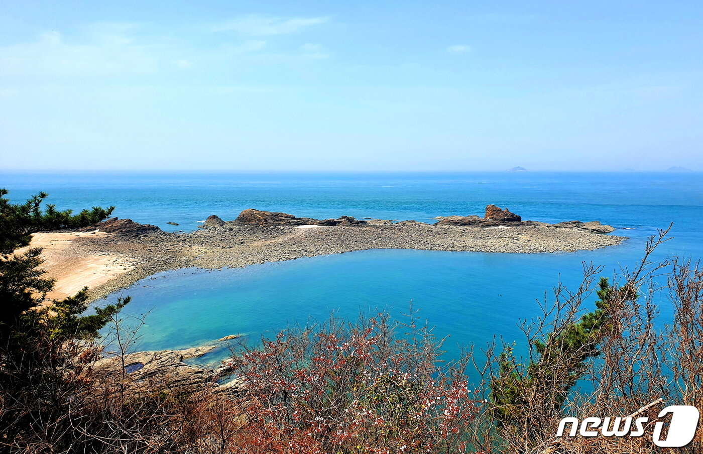 본문 이미지 - 태배 전망대에서 바라본 옥빛 서해바다. 수평선 끝이 2007년 기름유출 사고가 발생한 지점이다 ⓒ 뉴스1