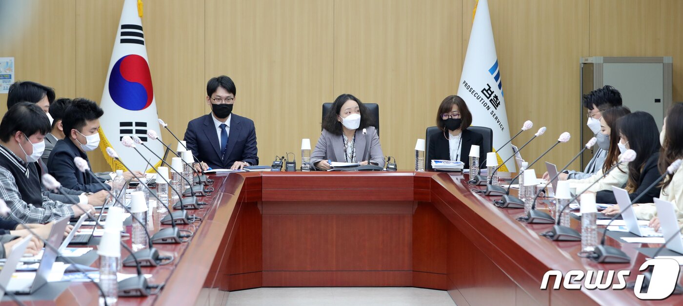 본문 이미지 - 전주지검 형사제2부 정지영 검사(가운데)를 비롯한 평검사들이 21일 전북 전주시 전주지검 중회의실에서 열린 검수완박 관련 기자간담회에서 취재진의 질문에 답하고 있다. 2022.4.21/뉴스1 ⓒ News1 유경석 기자