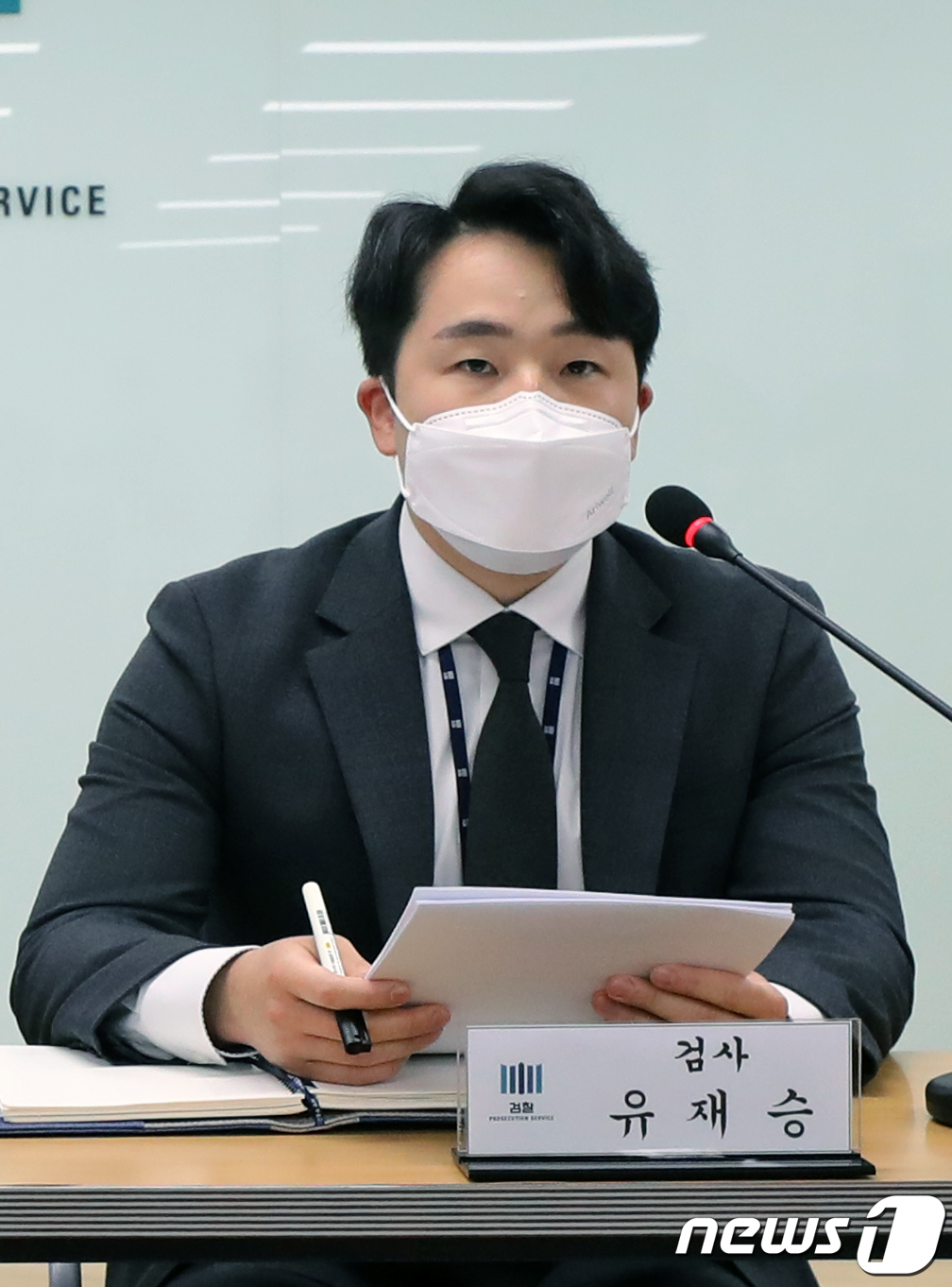 (부천=뉴스1) 정진욱 기자 = 유재승 인천지검 부천지청 검사가 21일 오전 경기 부천시 인천지검 부천지청에서 열린 검수완박(검찰 수사권 완전 박탈) 관련 기자간담회에서 호소문을 …