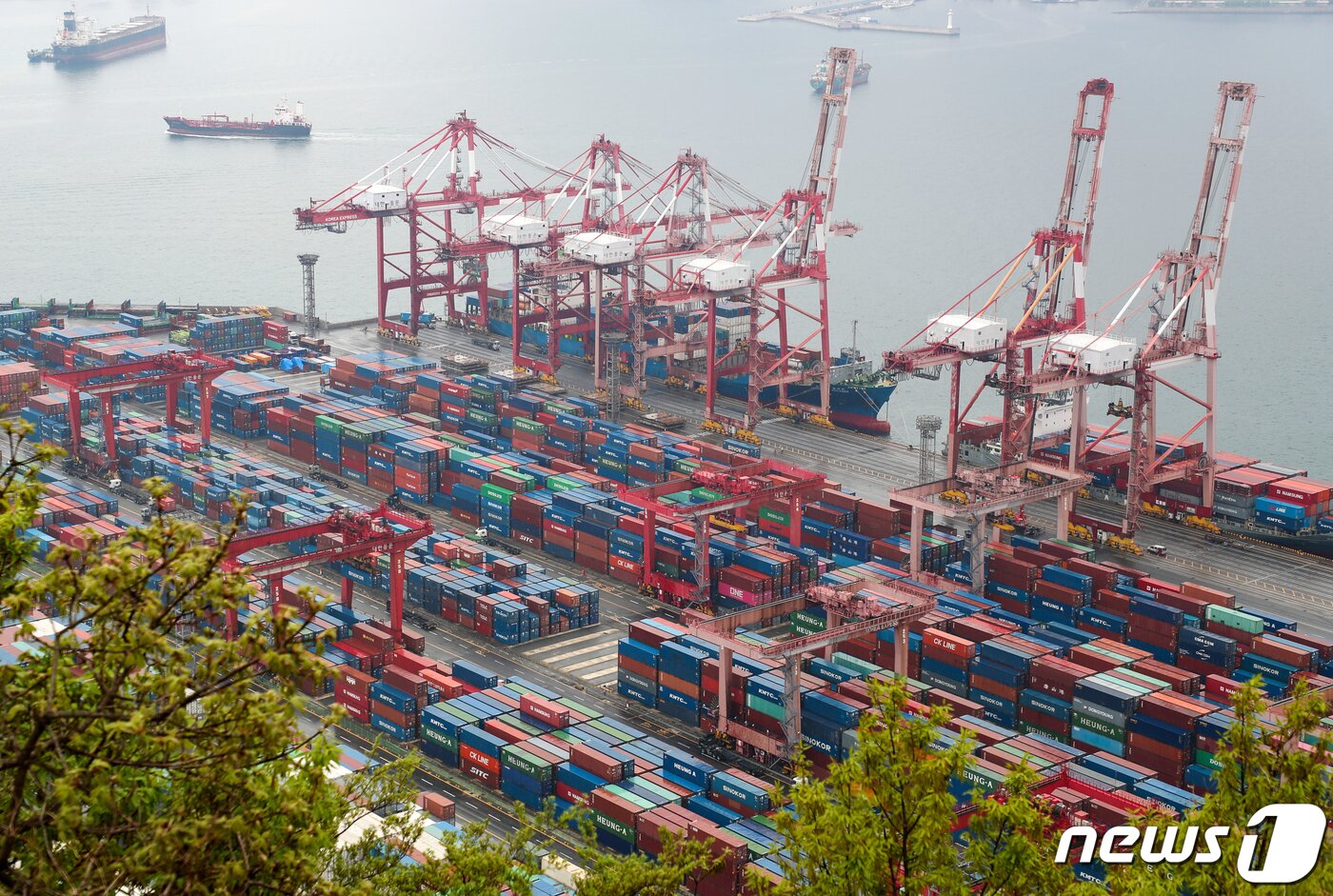 본문 이미지 - 부산 남구 신선대 부두에서 컨테이너선들이 하역작업을 하고 있다. 2022.4.20/뉴스1 ⓒ News1 김영훈 기자