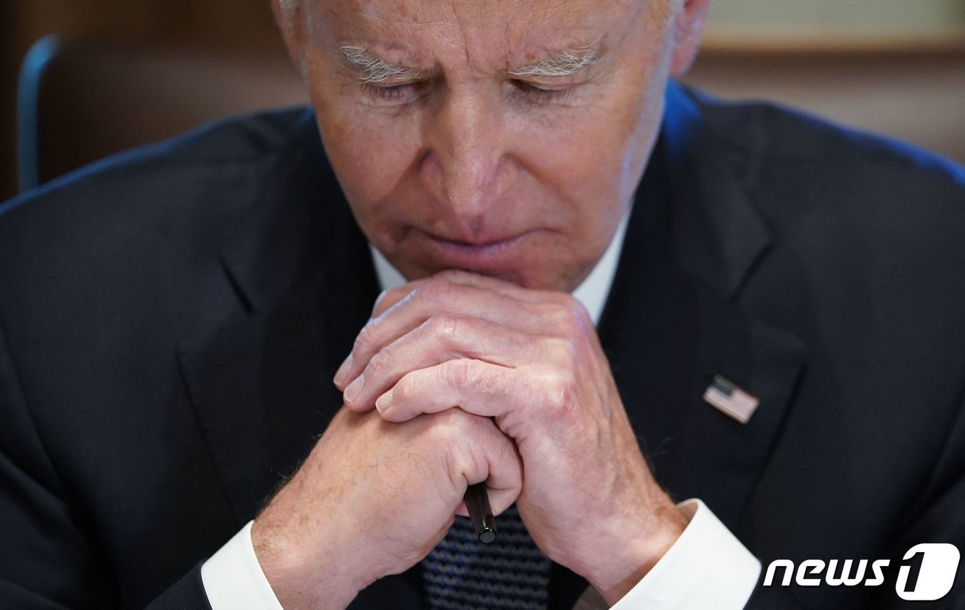 본문 이미지 - 조 바이든 미국 대통령이 20일(현지시간) 워싱턴 백악관에서 로이드 오스틴 국방장관, 마크 밀리 합참의장 등 군 수뇌부와 회의에 참석을 하고 있다. ⓒ AFP=뉴스1 ⓒ News1 우동명 기자