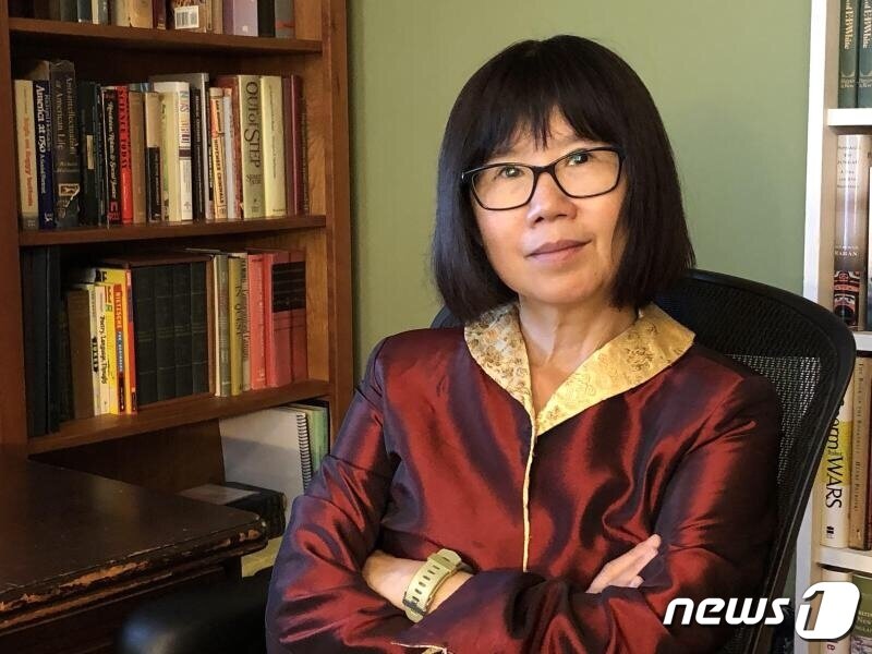 본문 이미지 - ‘충돌의 여왕’으로 불리는 김영기 시카고대 석좌교수(물리학과장)는 “세대 간, 조직 간, 사람 간 ’충돌’이 발전을 이룬다”고 강조했다. 그는 오는 7월 1일 재미한인과학기술자협회(KSEA) 제51대 회장에, 2024년 1월 미국물리학회장에 취임한다. 사진은 시카고대학교 제공. ⓒ 뉴스1