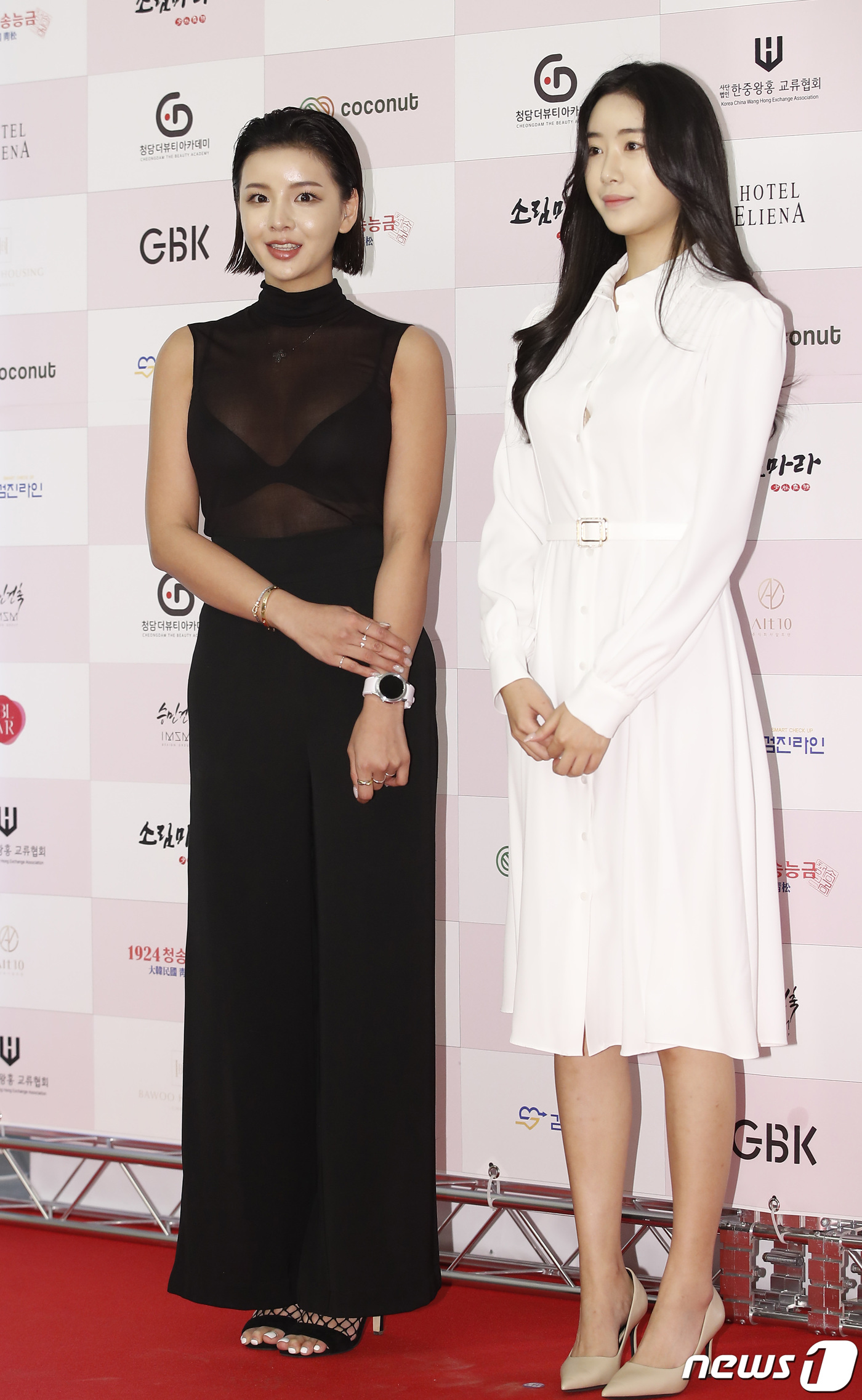 (서울=뉴스1) 권현진 기자 = 머슬마니아 윤나경, 권예지(오른쪽)가 21일 오후 서울 강남구 엘리에나 호텔에서 열린 ‘제 10회 대한민국 예술문화인대상 시상식’에서 포즈를 취하고 …