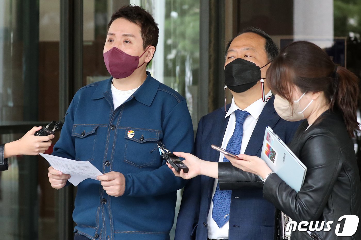 본문 이미지 - 임태훈 군인권센터 소장이 21일 오후 서울 서초구 대법원 앞에서 이날 열린 전원합의체 선고에 대한 입장을 밝히고 있다. 대법원 전원합의체(주심 김재형 대법관)는 이날 사적 공간에서 자발적 합의에 따라 이뤄진 동성군인 간 성관계는 군형법 제92조의6에서 정한 '항문성교나 그밖의 추행' 조항으로 처벌할 수 없다고 판단, 유죄를 선고한 원심판결을 파기하고 사건을 고등군사법원으로 돌려보냈다. 2022.4.21/뉴스1 ⓒ News1 민경석 기자