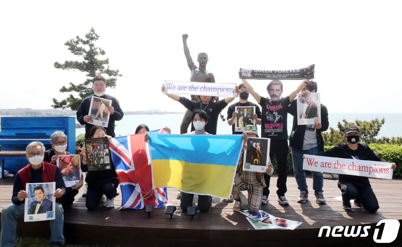 본문 이미지 - 21일 오후 제주시 애월읍에 위치한 해안가 언덕에서 진행된 퀸 프레디 머큐리 기념 공인 동상 제막식에서 팬들이 기념사진을 찍고 있다. 2022.4.21/뉴스1 ⓒ News1 오현지 기자