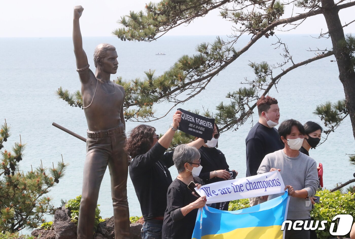 본문 이미지 - 21일 오후 제주시 애월읍에 위치한 해안가 언덕에서 진행된 퀸 프레디 머큐리 기념 공인 동상 제막식에서 팬들이 기념사진을 찍고 있다.  2022.4.21/뉴스1 ⓒ News1 오현지 기자