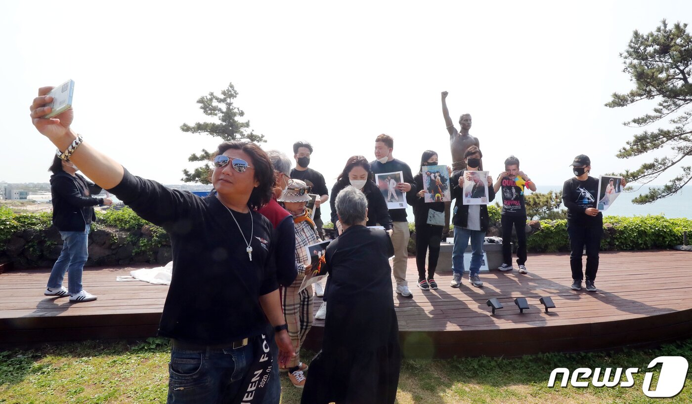 본문 이미지 - 21일 오후 제주시 애월읍에 위치한 해안가 언덕에서 퀸의 프레디 머큐리 기념 공인 동상 제막식이 진행되고 있다. 2022.4.21/뉴스1 ⓒ News1 오현지 기자