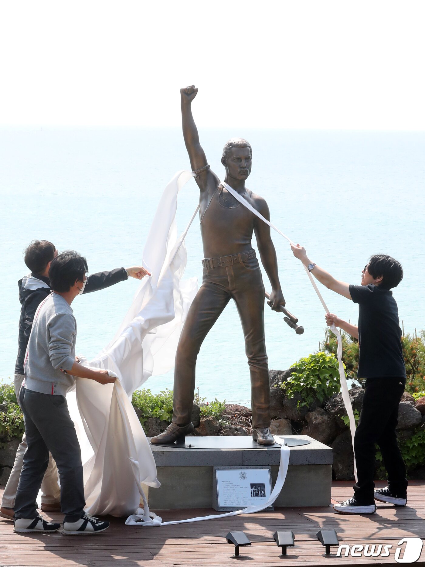 본문 이미지 - 21일 오후 제주시 애월읍에 위치한 해안가 언덕에서 퀸의 프레디 머큐리 기념 공인 동상 제막식이 진행되고 있다. 2022.4.21/뉴스1 ⓒ News1 오현지 기자