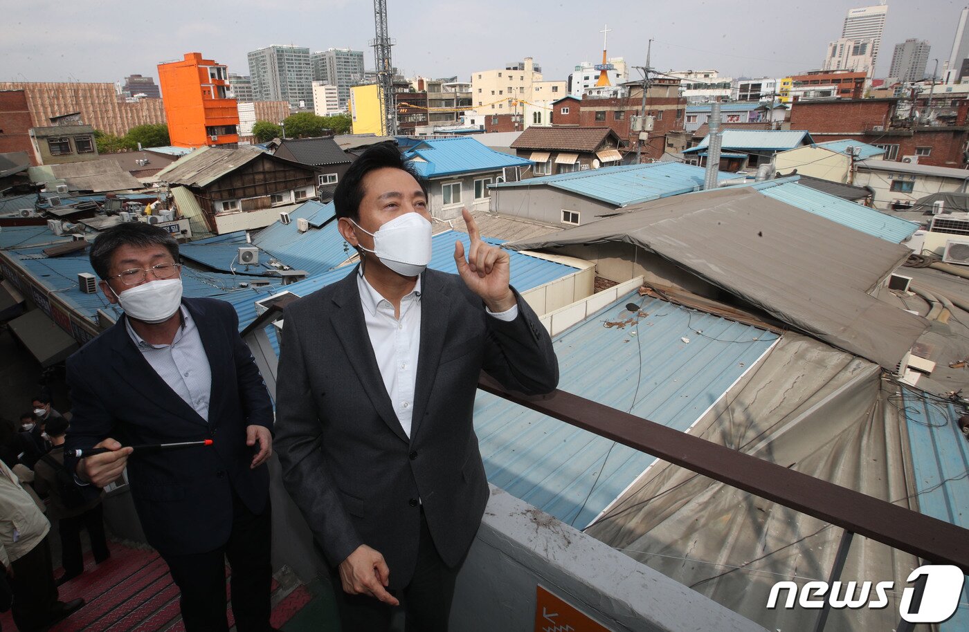 본문 이미지 - 오세훈 서울시장이 지난해 4월21일 종로구 세운상가 세운홀에서 녹지생태도심 재창조전략 현장 기자설명회를 갖고 세운재정비촉진지구를 둘러보고 있다.  (공동취재) 2022.4.21/뉴스1 ⓒ News1 이승배 기자