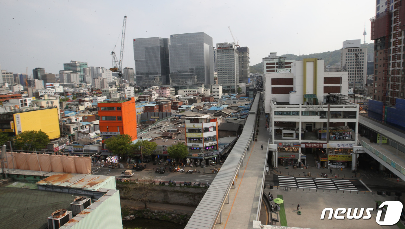 (서울=뉴스1) 이승배 기자 = 21일 종로구 세운상가에서 세운재정비촉진지구 일대 모습이 보이고 있다.오세훈 서울시장은 이날 세운상가를 중장기적으로 확보한 뒤 단계적 녹지축을 조성 …
