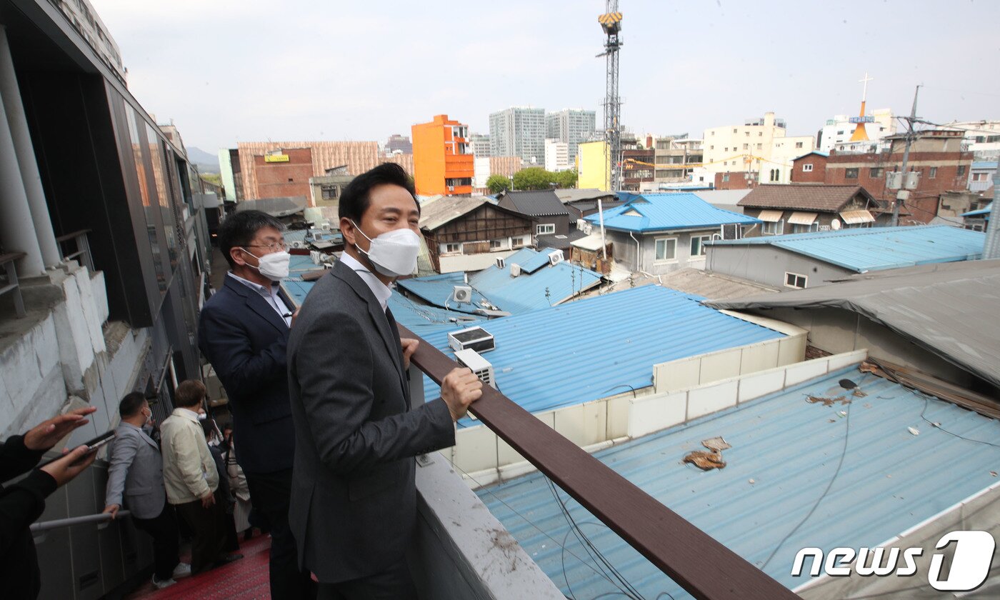 본문 이미지 - 220421 녹지생태도심 현장 기자설명회 21일 세운상가에서 녹지생태도심 재창조전략 현장 기자설명회가 열린 가운데 오세훈 서울시장이 설명회를 마치고 세운5지역을 둘러보고 있다. 2022.04.21. [이승환기자] ⓒ News1 이승배 기자