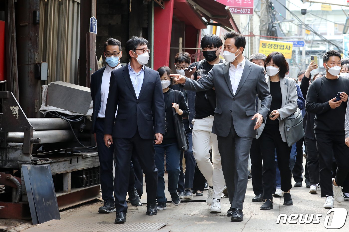 본문 이미지 - 오세훈 서울시장이 2022년 4월 서울 중구 세운재정비촉진지구 세운 5구역을 둘러보고 있다. 2022.4.21 ⓒ News1 이승배 기자