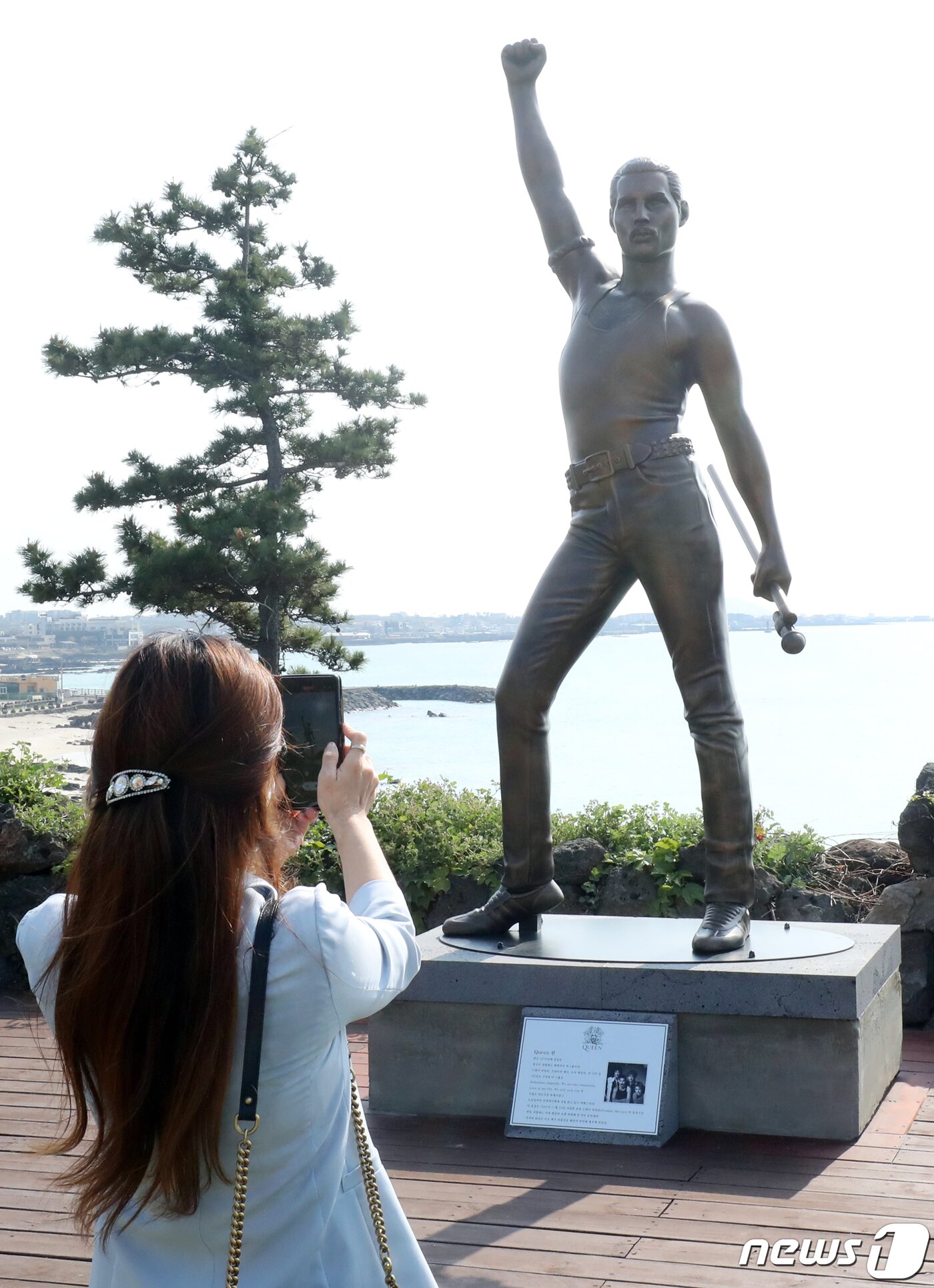 본문 이미지 - 21일 오후 제주시 애월읍에 위치한 해안가 언덕에서 진행된 퀸 프레디 머큐리 기념 공인 동상 제막식에서 팬이 기념사진을 찍고 있다. 2022.4.21/뉴스1 ⓒ News1 오현지 기자