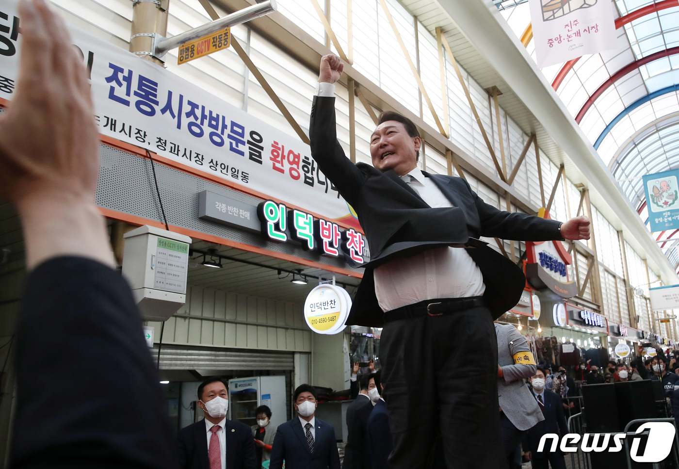 (진주=뉴스1) 오대일 기자 = 윤석열 대통령 당선인이 21일 오후 경남 진주시 중앙유등시장을 방문해 시민들에게 감사 인사를 한 후 어퍼컷 세리머니를 선보이고 있다. 2022.4. …