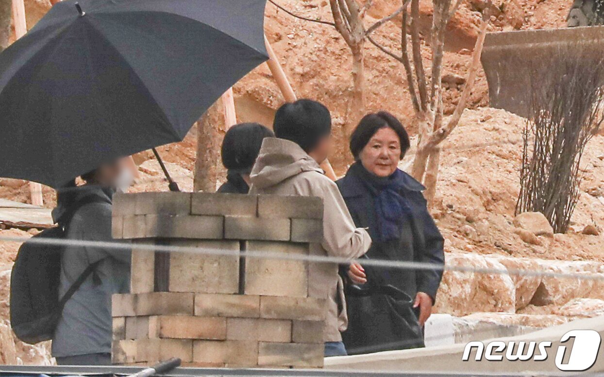 본문 이미지 - 문재인 대통령의 부인 김정숙 여사가 양산 매곡동 사저에서 평산마을로의 이사가 시작된 지난 4월21일 하북면 지산리 평산마을 새로 지은 사저에서 관계자들과 이사 과정을 살펴보고 있다. (부산일보 제공) 2022.4.21/뉴스1