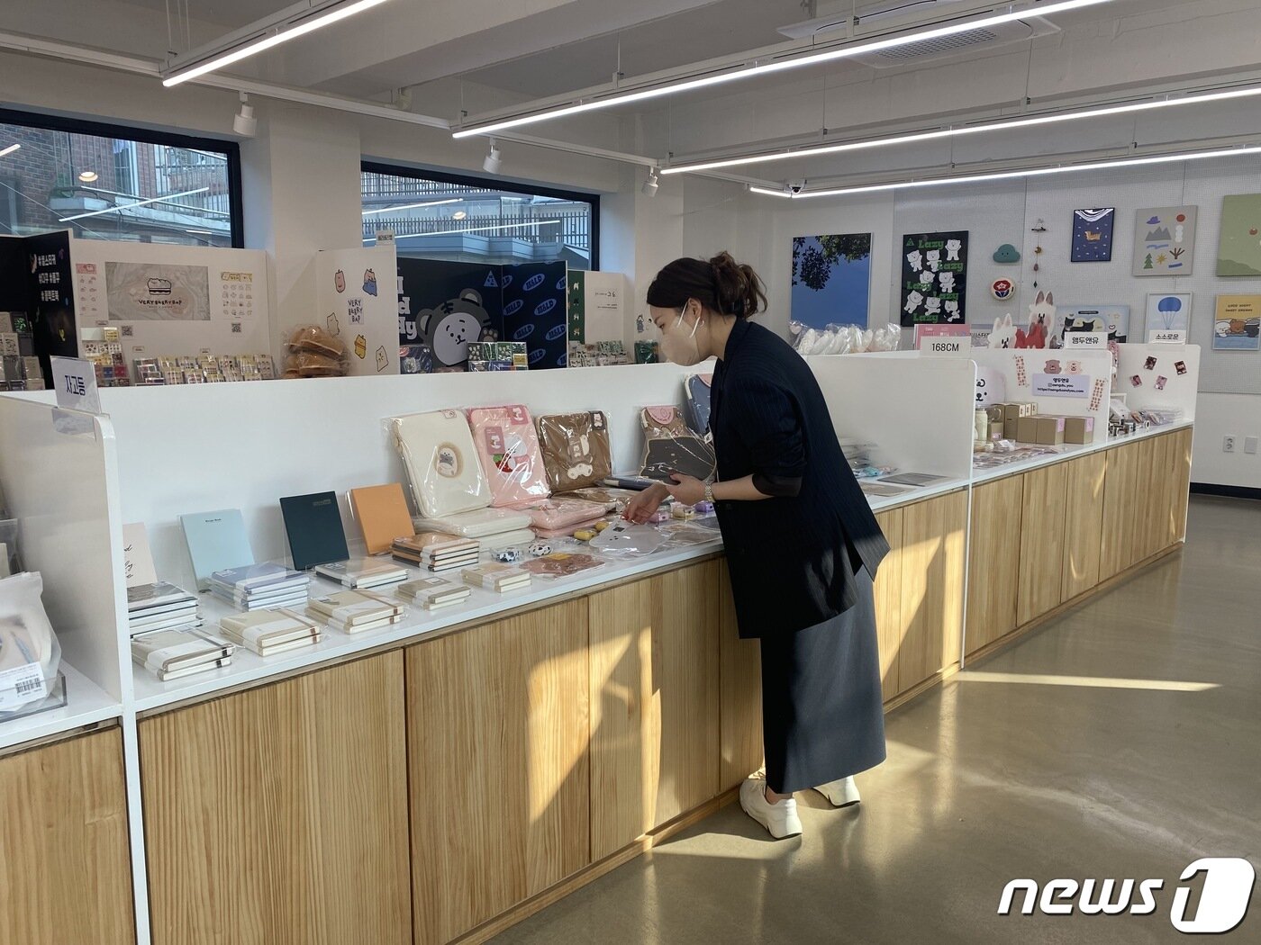 본문 이미지 - 18일 서울 마포구 모닝글로리 일러스트레이션 페어에서 방문객이 상품을 구경하고 있다. ⓒ 뉴스1 신윤하 기자