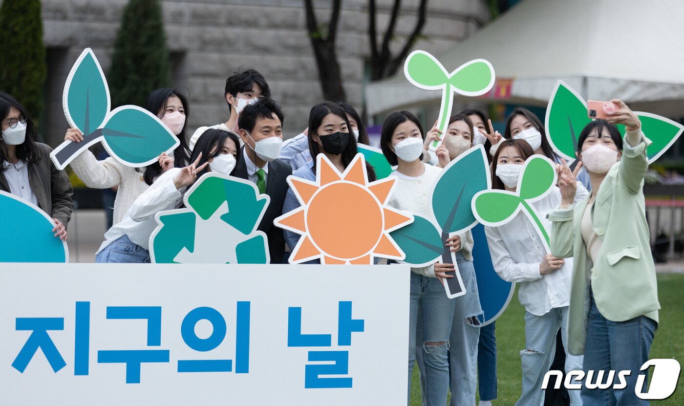 본문 이미지 - 오세훈 서울시장과 서울 그린메타 서포터즈, 녹색서울시민위원회 회원들이 22일 오전 서울 중구 서울광장에서 열린 지구의 날 기념행사를 마친 후 기념촬영을 하고 있다. 2022.4.22/뉴스1 ⓒ News1 이재명 기자
