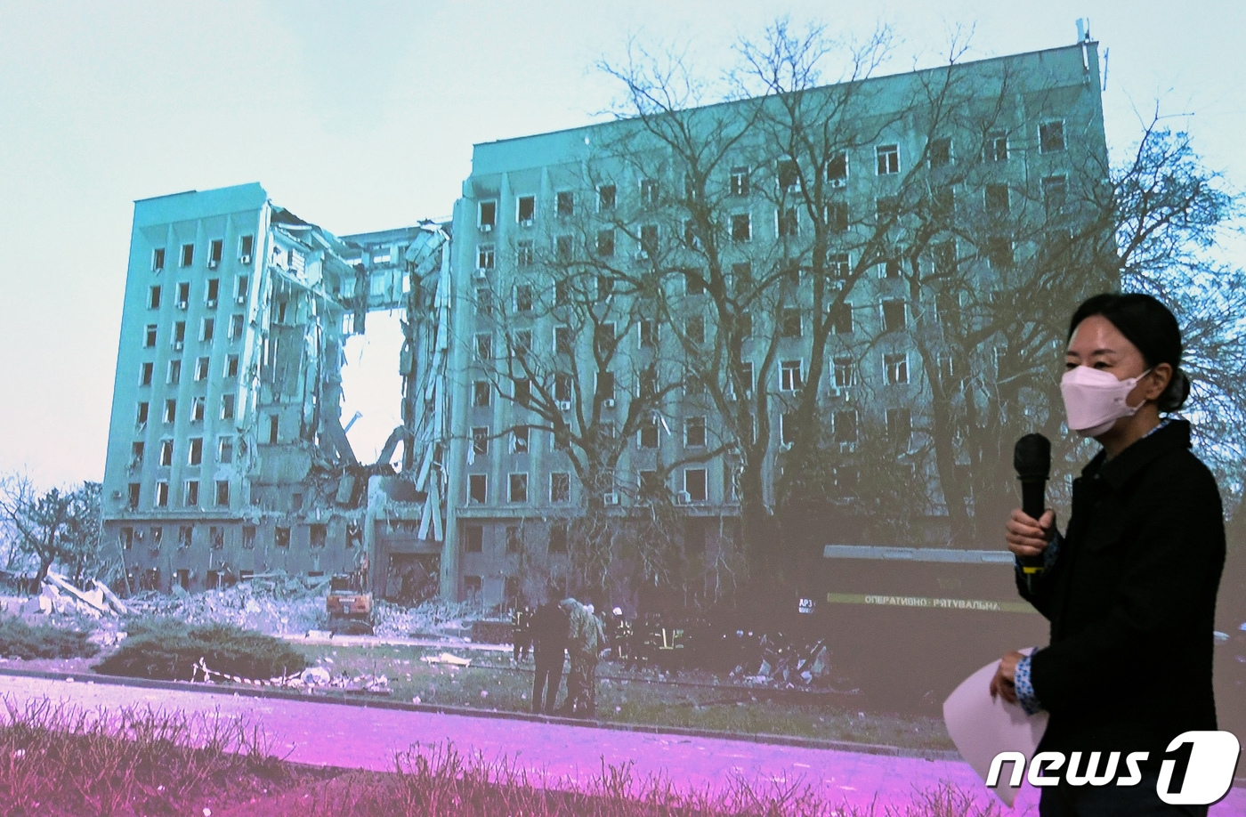 (서울=뉴스1) 유승관 기자 = 분쟁지역 전문 김영미PD가 22일 오전 국회 의원회관에서 열린 '우크라이나-러시아 전쟁 긴급 현지 상황 보고 간담회' 에서 우크라이나 상황을 설명하 …