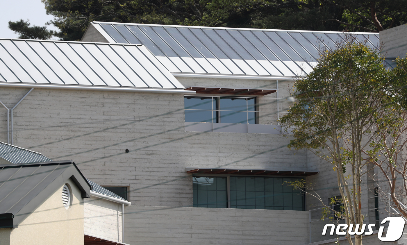 (양산=뉴스1) 김영훈 기자 = 22일 문재인 대통령 내외가 5월 퇴임 후 거주할 경남 양산 하북면 사저에서 마무리 공사가 진행되고 있다. 2022.4.22/뉴스1